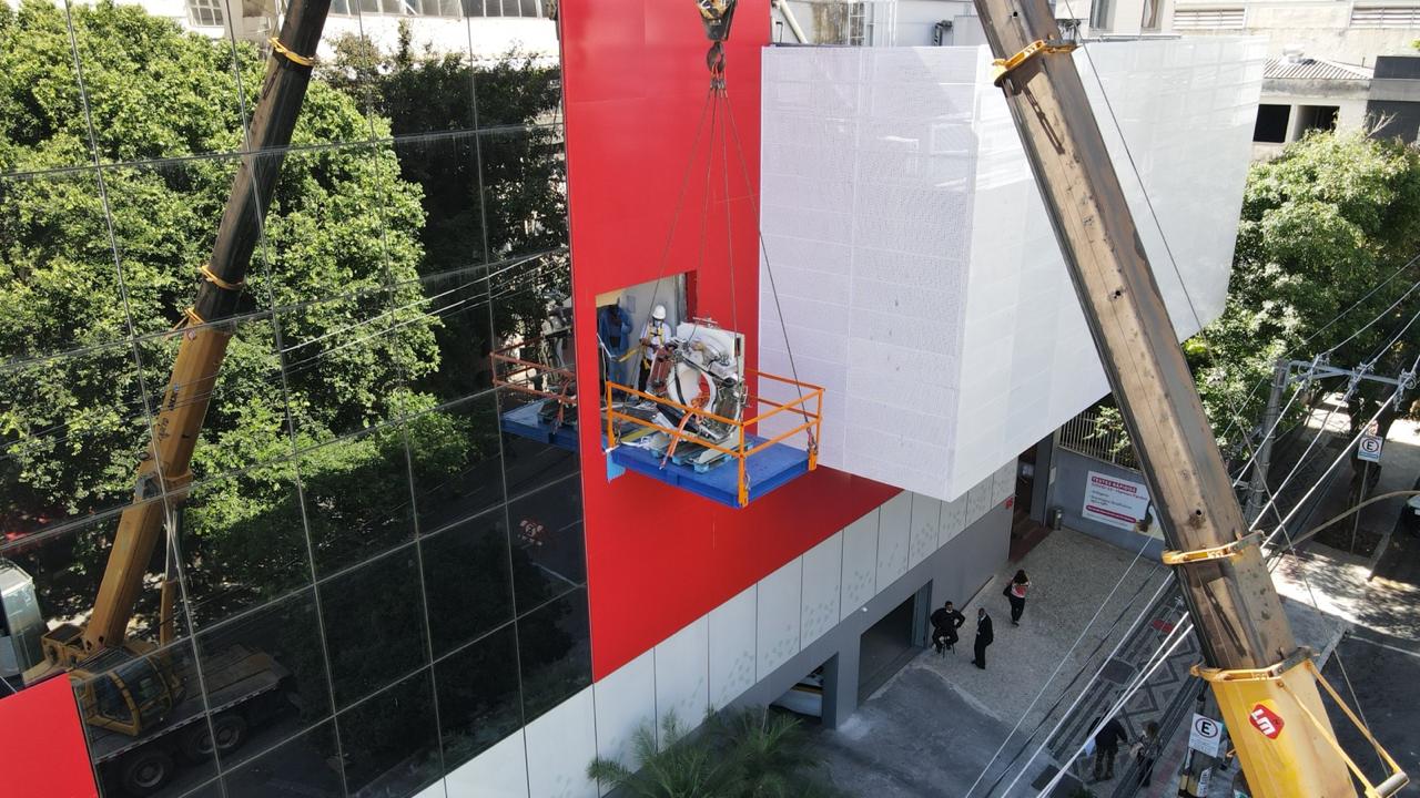 Remoção de equipamento hospitalar com guindaste pela fachada do edifício