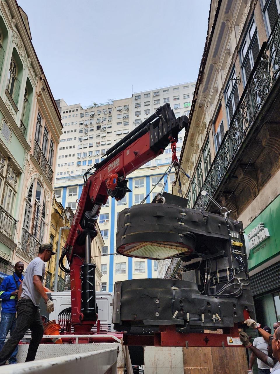 Remoção de equipamento em via urbana com guindaste