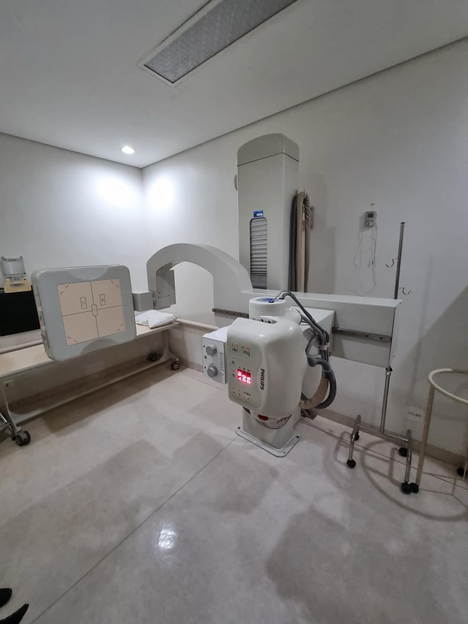 Sala de raio-x com equipamento a ser removido