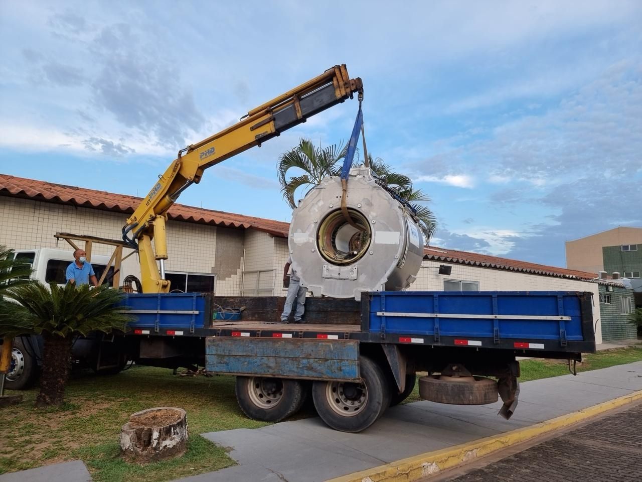 Equipamento hospitalar carregado em caminhão com guindaste para transporte